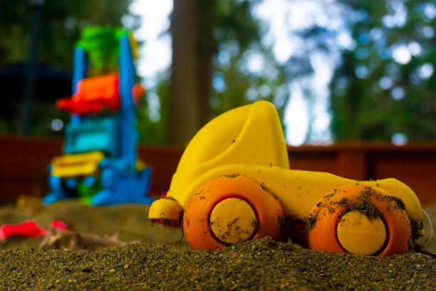 小玩具卡车在前面的自然背景和更多的玩具图片下载