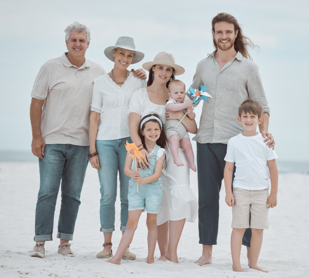 这张照片拍摄的是一家人在海滩度过的一天图片下载