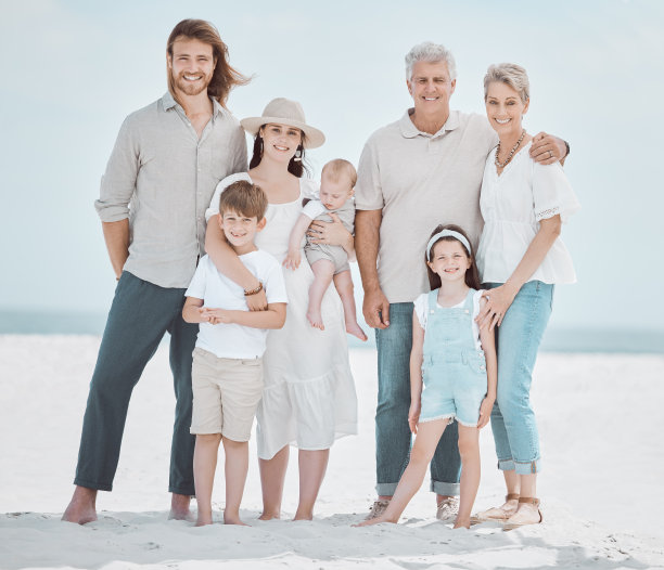 这张照片拍摄的是一家人在海滩度过的一天图片下载