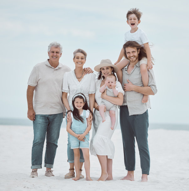 这张照片拍摄的是一家人在海滩度过的一天图片下载