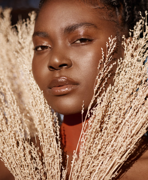 一个年轻漂亮的传统女子在外面摆姿势图片下载