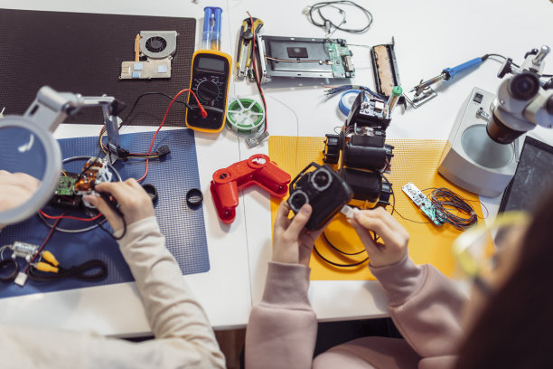 孩子们在家制作机器人的特写照片。图片下载