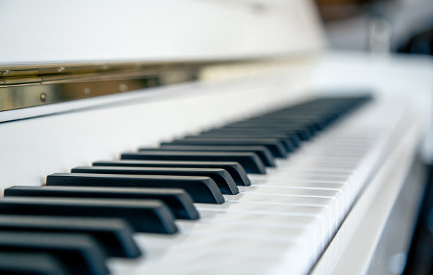 白色钢琴键的特写，音乐背景。图片下载