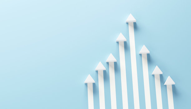 最小的白色箭头向上成长成功在蓝色的背景上，前进的道路和前进的成就创意理念。副本的空间。图片下载
