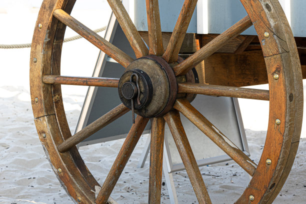 一个老式马车车轮的特写图像。图片下载