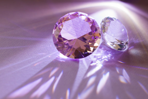 紫色宝石为设计宝石首饰。钻石晶体在绿松石背景。图片下载