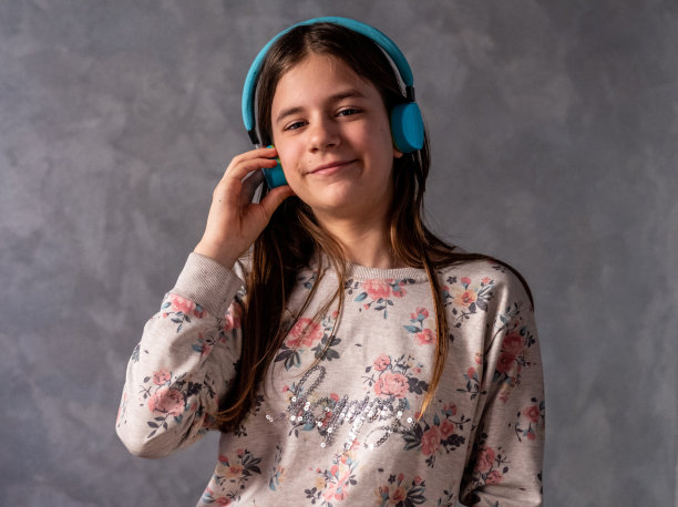 听音乐的女孩图片下载