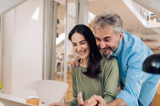 成熟的女人在丈夫的帮助下在线工作图片下载