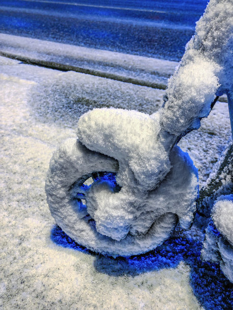 在电动踏板车上下雪图片下载