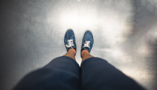 自拍潮人的脚踩在白色木地板上图片下载