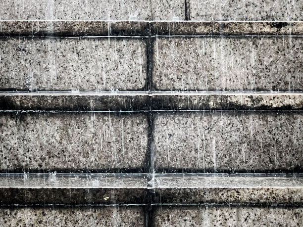 雨水落在水泥台阶上图片下载