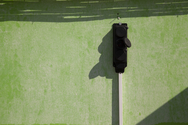 电源插座在老化的纹理背景图片下载