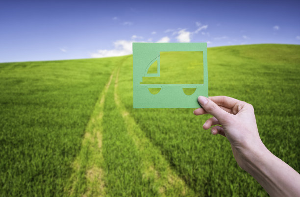 手握绿色物流标志图片下载