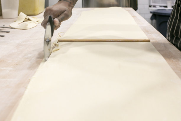 女人在准备自制面团图片下载