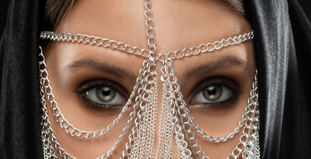 美丽的女孩，美丽的妆容和珠宝在她的脸上。图片下载