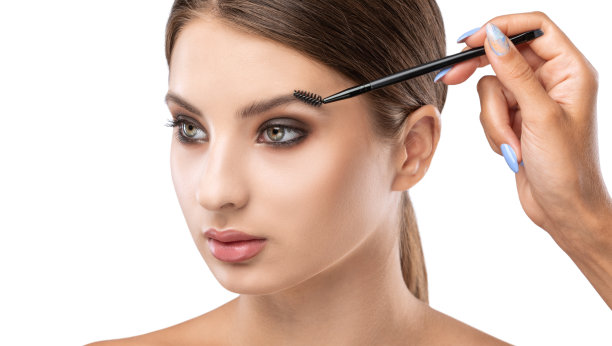 化妆师在美容院梳理眉毛。专业化妆美容护肤。图片下载