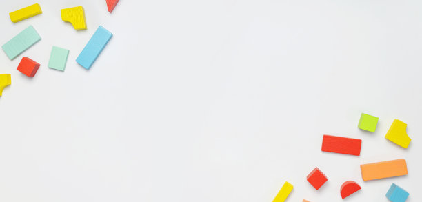 多色的儿童构造器由浅灰色背景的天然木材平躺顶视图。用于建筑的彩色儿童砖。构建块的背景。开发玩具、游戏图片下载