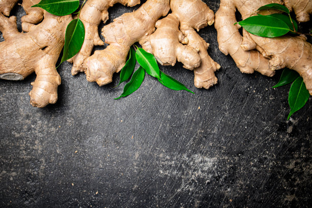 鲜姜带叶。图片下载