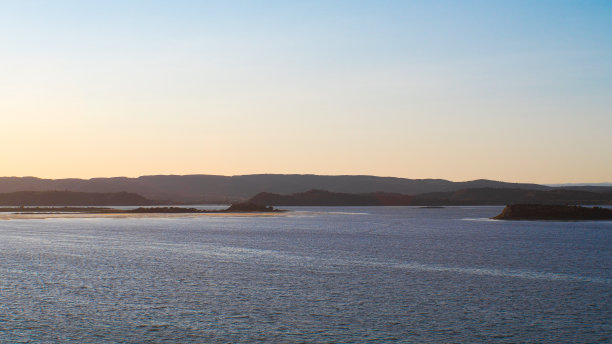 Sigean池塘，傍晚时分图片下载