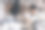 一个女人躺在床上用笔记本电脑工作，俯视图。图片下载