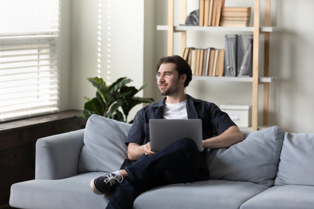 梦幻沉思的自由职业者思考工作项目的想法图片下载