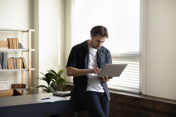 专注的商务人士在休闲站在工作场所的桌子图片下载