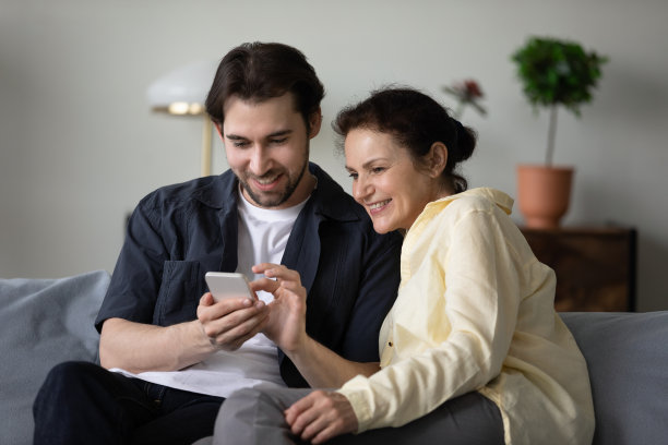 快乐成长的儿子和成熟的妈妈使用在线虚拟应用程序图片下载