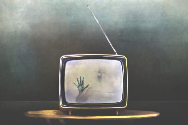 n超现实的手向电视监视器求救图片下载