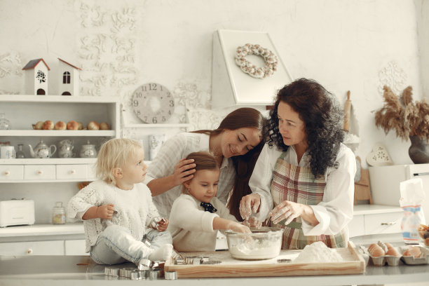 一家人把生面团做饼干图片下载