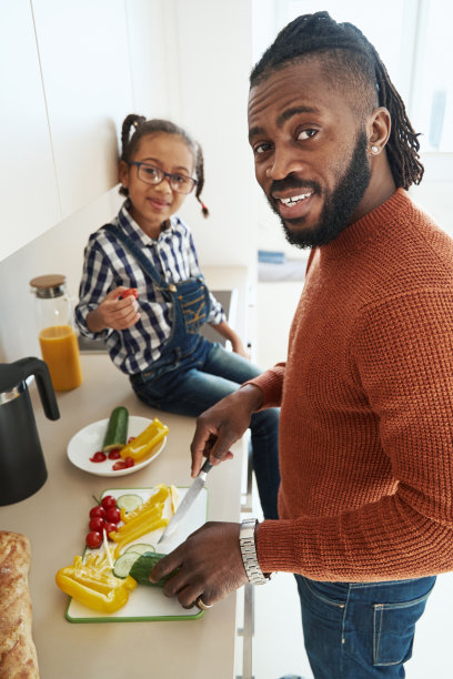 快乐的非裔美国人喜欢和女儿一起做饭图片下载