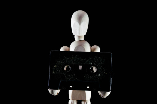 木制人偶和盒式录音带，音乐概念，木制木偶，艺术人体模型。木娃娃图片下载