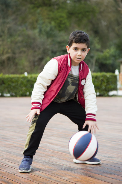 孩子在打篮球图片下载