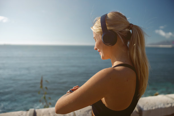 美丽的运动女人放松户外在早上图片下载