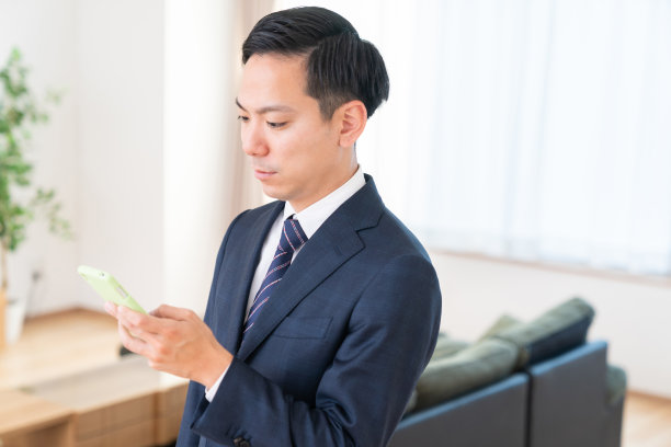 使用智能手机的年轻商人图片下载