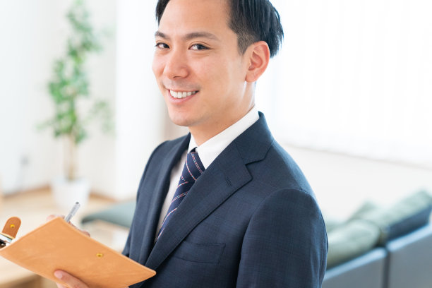 填写日程表的年轻商人图片下载