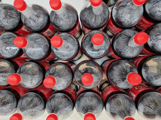 软饮料瓶装在盒子里。前视图。焦点选择，壁纸背景图案图片下载