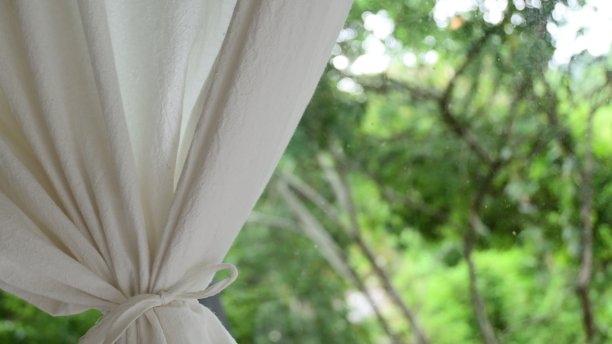 房间里的白色窗帘，背景自然图片下载