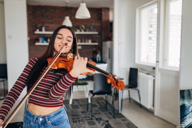 那位美丽的小提琴家用小提琴演奏了一首曲子，脸上带着满意的表情。图片下载