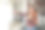 一位年轻女子正在努力成为一名成功的小提琴家和艺术家。图片下载