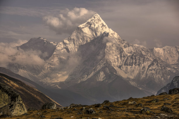鸟瞰喜马拉雅山，春日美景图片下载