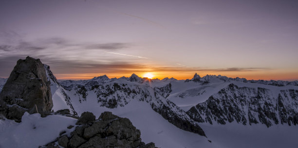 鸟瞰日出时的喜马拉雅山脉图片下载