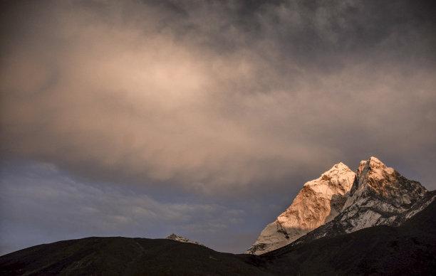 鸟瞰日出时的喜马拉雅山脉图片下载