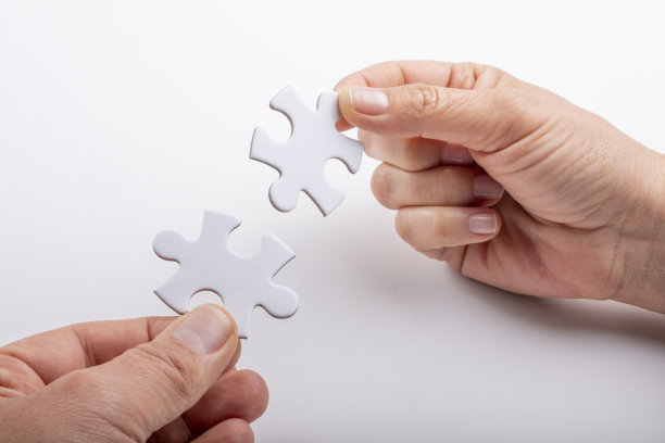 两个遥远的拼图，通过人类的手来连接图片下载