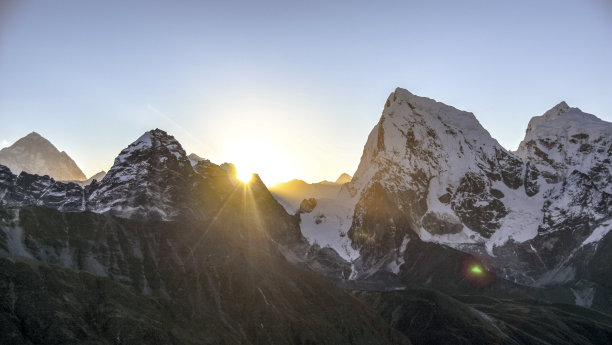 鸟瞰日出时的喜马拉雅山脉图片下载