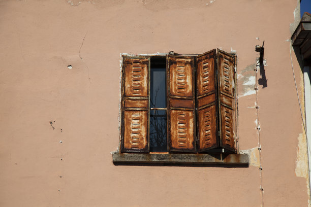 Ayvalık街道上旧的生锈的铁百叶窗图片下载