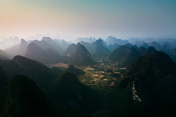 大自然中美丽的山脉图片下载