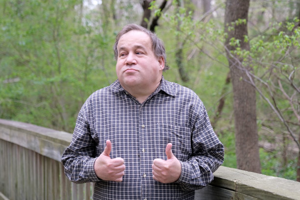 自闭症男子竖起大拇指图片下载