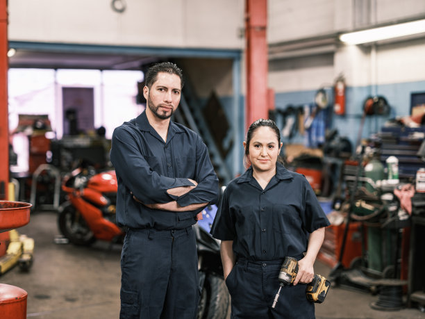 墨西哥机械师夫妇在店里图片下载