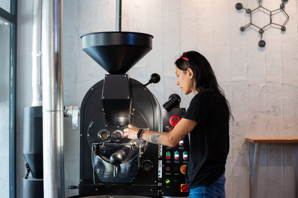 小店里的咖啡烘焙图片下载