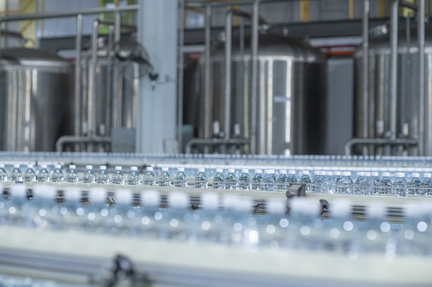 矿泉水厂生产线在整线处排成一排移动排队进行包装图片下载